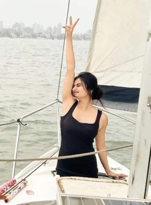लेटेस्ट तस्वीरों में गरिमा ब्लैक ड्रेस में नजर आ रही हैं. सिंपल मेकअप में भी वह बेहद अट्रैक्टिव लग रही हैं. फैंस भी उन्हें देख अपना दिल हार बैठे हैं.