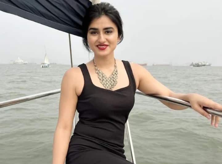 भोजपुरी एक्ट्रेस गरिमा परिहार (Garimah Parihar) छोटे पर्दे की जानी मानी एक्ट्रेस हैं. अपनी एक्टिंग से वह हर किसी का दिल जीत लेती हैं. साल 2015 में आए सीरियल मेरे अंगने से अपने एक्टिंग करियर की शुरूआत करने वाली गरिमा आज किसी पहचान की मोहताज नहीं हैं. वहीं खूबसूरती के मामले में वह बॉलीवुड एक्ट्रेसेस को भी टक्कर देती हैं.