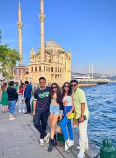 મિત્રો સાથે તૂર્કીમાં એન્જોય કરી રહી છે સારા અલી ખાન, જુઓ તસવીરો