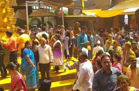 उद्या सोमवती अमावस्या असल्यामुळे मोठ्या संख्येने भाविक आजपासूनच जेजुरीत खंडेरायाच्या दर्शनासाठी दाखल झाले आहेत.