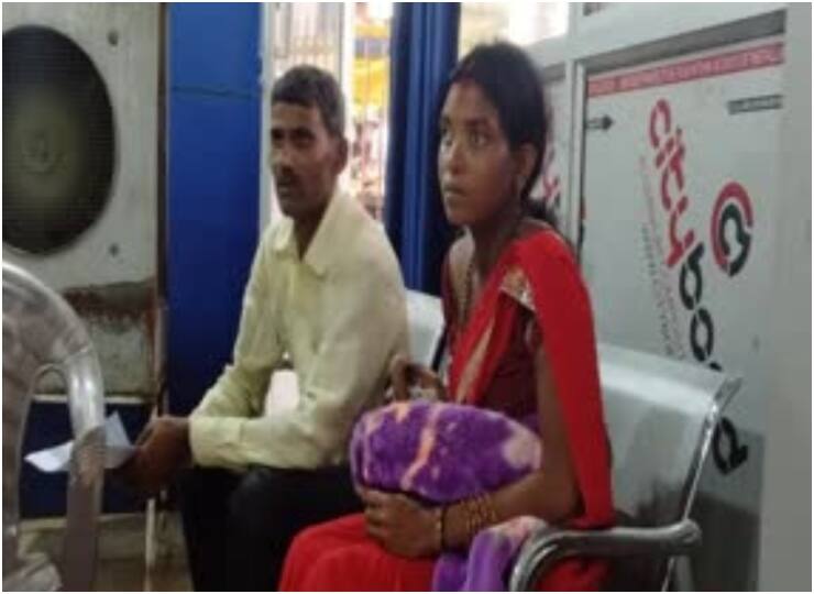 Chhattisgarh News Woman gave birth to twin daughters, one Death ANN Chhattisgarh News: महिला ने जुड़वा बेटियों को दिया जन्म, एक को लेकर आई गांव, दूसरी को अस्पताल में छोड़ा