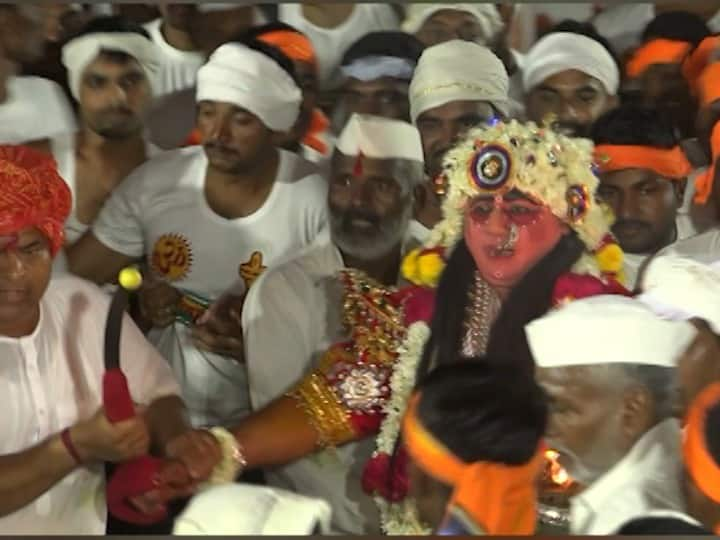 Thousands of devotees gathers for 'Balbattal' in Walsang's Chaudeshwari Yatra, protects Buttal by staying up all night Solapur News : वळसंगच्या चौडेश्वरी यात्रेतील 'बाळबट्टल'साठी हजारो भक्तांची गर्दी, रात्रभर जागरण करुन बट्टलचं संरक्षण