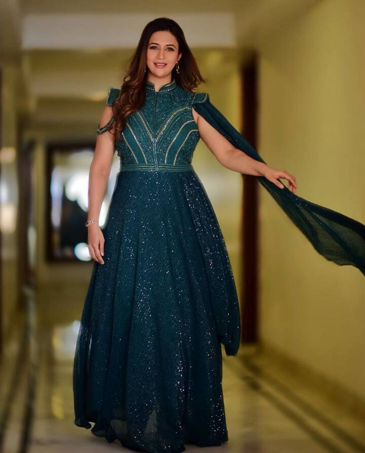 सलग हिट मालिकांमध्ये काम केल्यानं दिव्यांका छोट्या पडद्यावरील टॉप अॅक्ट्रेस झाली आहे. एका मुलाखतीमध्ये दिव्यांकानं तिच्यासोबत घडलेली घटना सांगितली. (photo:/divyankatripathidahiya/ig)