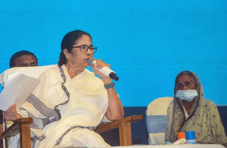 Mamata Banerjee rebukes purulia dm for allegation of corruption, warns for taking step Mamata Banerjee: 'আমার পার্টির লোক হলে টেনে চারটে থাপ্পড় মারতাম', তোপ ক্ষুব্ধ মমতার