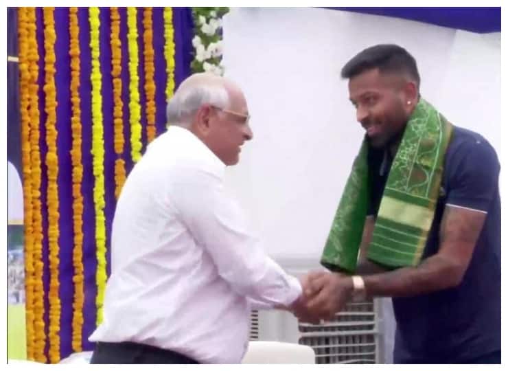Gujarat CM Bhupendra Patel greeted & felicitated the team of Gujarat Titans, Know details IPL 2022: गुजरात के CM भूपेंद्र पटेल ने की  Gujarat Titans की टीम से मुलाकात, कप्तान हार्दिक पांड्या को दिया खास तोहफा