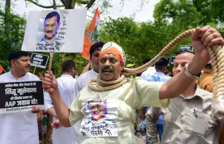 ਜਿੱਥੇ ਕਾਂਗਰਸੀ ਵਰਕਰਾਂ ਨੇ ਪੰਜਾਬ ਦੀ ਆਮ ਆਦਮੀ ਪਾਰਟੀ (ਆਪ) ਸਰਕਾਰ ਦੇ ਖਿਲਾਫ ਪ੍ਰਦਰਸ਼ਨ ਕਰਦੇ ਹੋਏ ਦਿੱਲੀ ਵਿੱਚ ਮੁੱਖ ਮੰਤਰੀ ਅਰਵਿੰਦ ਕੇਜਰੀਵਾਲ ਦੇ ਘਰ ਦਾ ਘਿਰਾਓ ਕੀਤਾ। ਇਸ ਮਾਮਲੇ ਵਿੱਚ ਮੁੱਖ ਮੰਤਰੀ ਭਗਵੰਤ ਮਾਨ ਨੇ ਕਿਹਾ ਕਿ ਇਸ ਕਤਲ ਵਿੱਚ ਸ਼ਾਮਲ ਕਿਸੇ ਵੀ ਦੋਸ਼ੀ ਨੂੰ ਬਖਸ਼ਿਆ ਨਹੀਂ ਜਾਵੇਗਾ। ਸੀਐਮ ਮਾਨ ਨੇ ਕਿਹਾ ਹੈ ਕਿ ਕਤਲ ਕੇਸ ਦੀ ਜਾਂਚ ਹਾਈ ਕੋਰਟ ਦੇ ਮੌਜੂਦਾ ਜੱਜ ਤੋਂ ਕਰਵਾਈ ਜਾਵੇ।