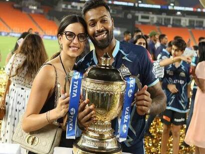 IPL 2022: After Gujarat Titans won Hardik Pandya wife hugs him and gets emotional video vial IPL 2022: ગુજરાત ટાઈટન્સ જીતતાં જ હાર્દિકને ભેટી પડી પત્ની નતાશા, થઈ ગઈ ભાવુક, જુઓ વીડિયો