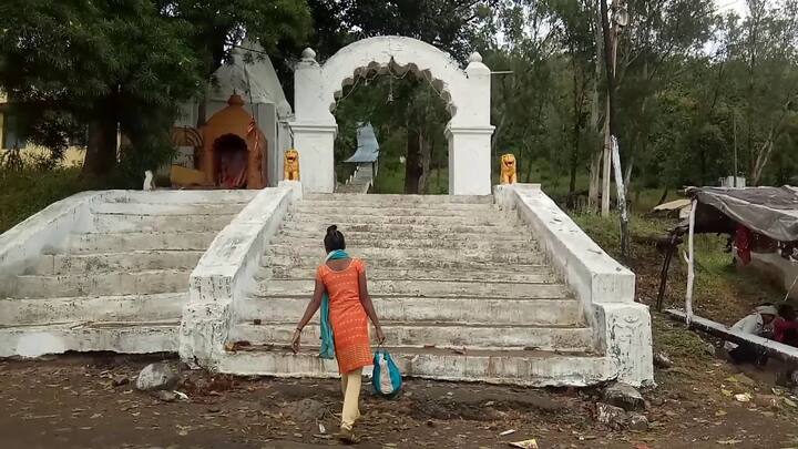 बता दें कि इस भव्य मंदिर की सीढ़ियां झारखंड राज्य में है तो वहीं मंदिर का गर्भगृह छत्तीसगढ़ में बना हुआ है.