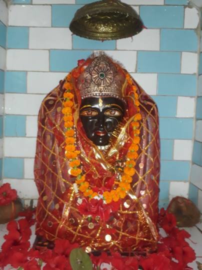 इस मंदिर के खूबसूरती इसके पास बहती हुई गिरमा नदी बढ़ाती है. इसके साथ ही मां के इस मंदिर में बच्चों को फ्री में शिक्षा भी दी जाती है.