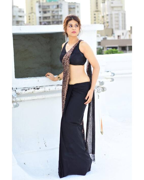 Shraddha Das: నలుపు చీరలో పాలరాతి శిల్పంలా శ్రద్ధా దాస్