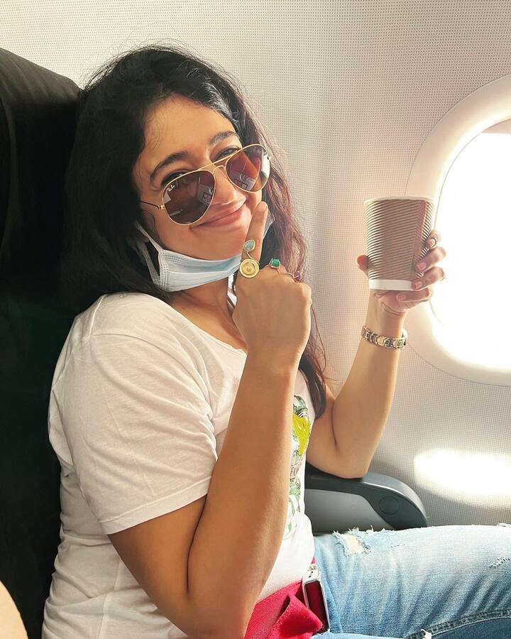 విమానమెక్కిన పూనమ్ భజ్వా, ముంబయి టు కేరళకు జంప్! - Image Credit: Poonam Bajwa/Instagram