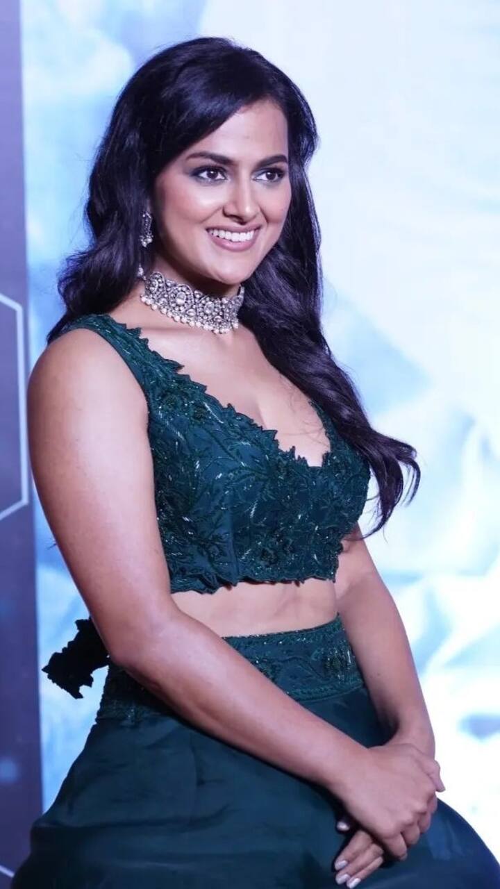 நகராமல் இந்த நொடி நீள எந்தன் அடி நெஞ்சம் ஏங்குதே