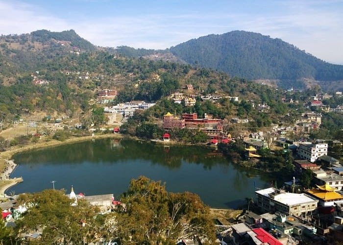 रिवालसर - हिमाचल प्रदेश के मंडी जिले में मौजूद ये जगह कई धर्मों के लोगों की आस्था का केंद्र भी है. यहां हिंदू, सिख और बौद्ध धर्मों से जुड़े कई प्रमुख स्थल हैं. इस हिल स्टेशन की नोएडा से दूरी करीब 450 किलोमीटर है.