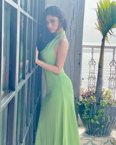Mouni Roy Latest Photos: ఓ అబ్బాయ్! మౌనీ రాయ్‌ను చూడవా? ఆమె నిన్ను చూస్తుంటే...