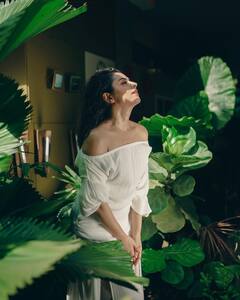 Ridhi Dogra ने ऑफ शोल्डर आउटफिट में दिखाए नखरे हजार, सिजलिंग तस्वीरों को फैंस देख रहे बार-बार