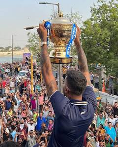 IPL News: হার্দিক-ঋদ্ধি-শামিদের রোড শো দেখতে আমদাবাদে উপচে পড়ল ভিড়