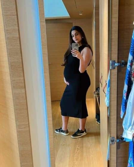 Pregnant Sonam Kapoor aces pregnancy fashion, flaunts growing belly in new mirror selfie. See pic