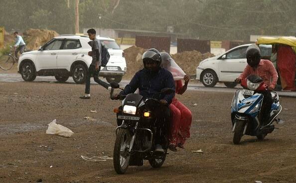 The lowest temperature in Delhi was 27.8 degrees Celsius, slightly higher than the season's average, with the meteorological service forecasting gloomy conditions for the city on Monday.(Source: Getty Images)