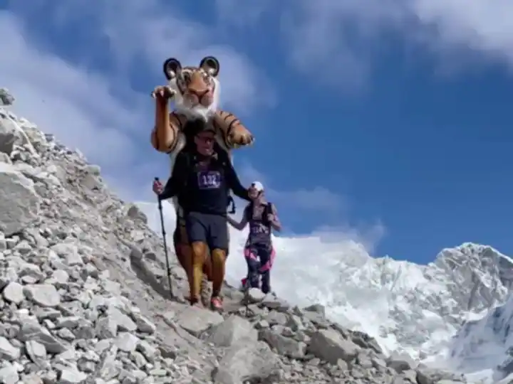 Viral Video: 59 years old Man runs in Everest Marathion video goes viral Watch: ਟਾਈਗਰ ਸੂਟ ਪਾ ਕੇ ਐਵਰੈਸਟ ਮੈਰਾਥਨ 'ਚ ਦੌੜਿਆ 59 ਸਾਲਾ ਫੋਟੋਗ੍ਰਾਫਰ, ਦੇਖੋ ਵੀਡੀਓ