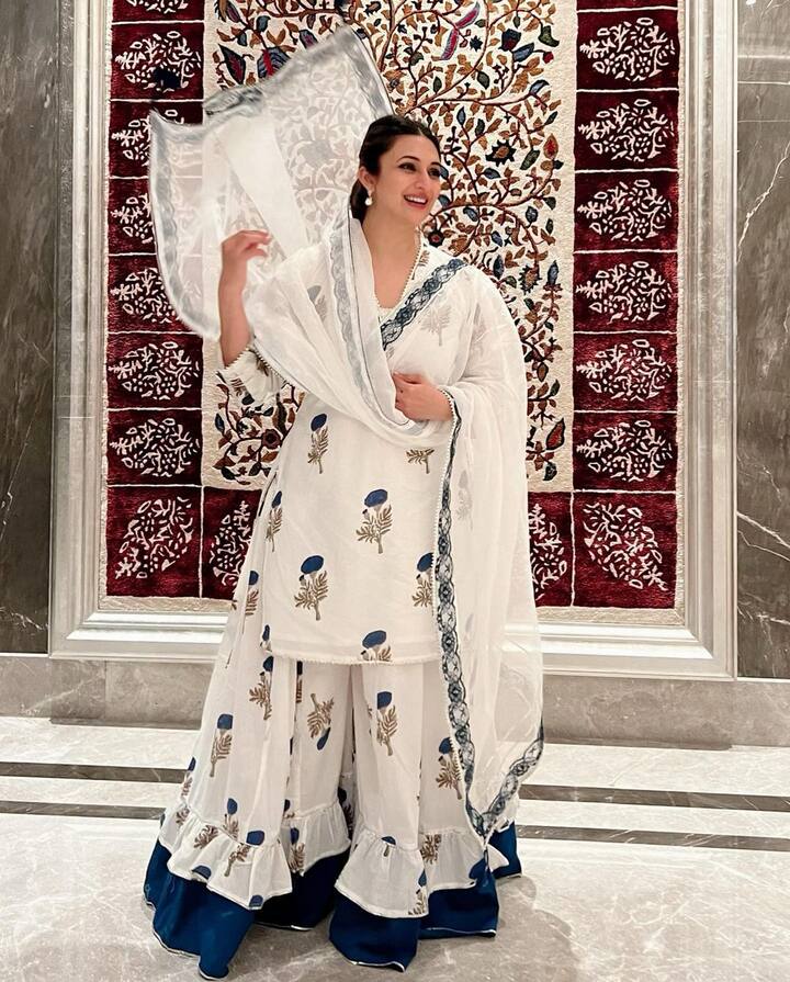कोणतेही फिल्मी बॅकग्राउंड नसून देखील तिनं या क्षेत्रात करिअर करायचा निर्णय घेतला. भोपाळमध्ये राहणारी दिव्यांका अभिनयात करिअर करण्यासाठी मुंबईला आली. 'बनूं मैं तेरी दुल्हन' या मालिकेमधून तिनं अभिनय क्षेत्रात पदार्पण केलं. (photo:/divyankatripathidahiya/ig)