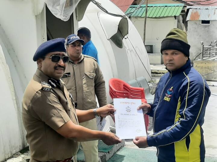 Uttrakhand Police DGP Ashok Kumar checks Kedarnath Yatra Facilities policemen for good work honored ANN Uttrakhand Police: डीजीपी ने लिया चार धाम यात्रा का जायजा, बढ़िया काम करने वाले पुलिसकर्मी सम्मानित