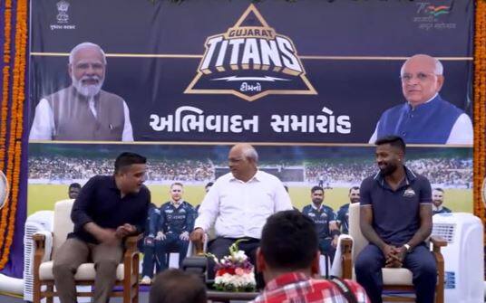 Gandhinagar: Gujarat Titans players met CM Bhupendra Patel Presented a bat with the sign of all the cricketers of the team ગાંધીનગરઃ ગુજરાત ટાઈટન્સના ખેલાડીઓએ CM ભુપેન્દ્ર પટેલ સાથે મુલાકાત કરી, જાણો શું ભેટ આપી