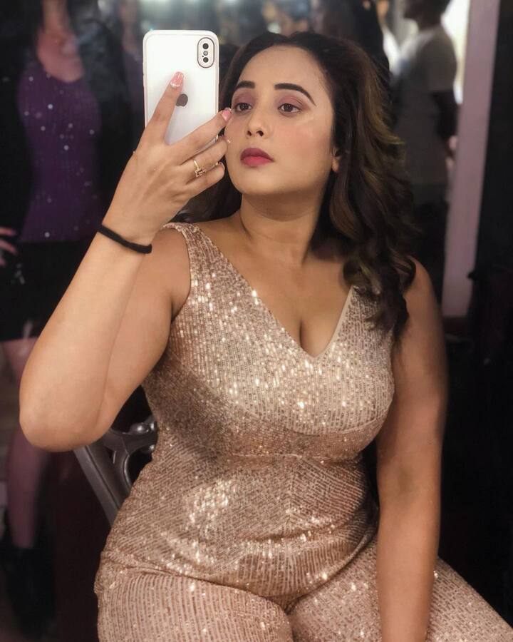 हाल ही में उन्होंने अपने मेकअप रूम की झलक सोशल मीडिया पर दिखाई है. जिसमें वो मिरर सेल्फी लेती दिख रही हैं.