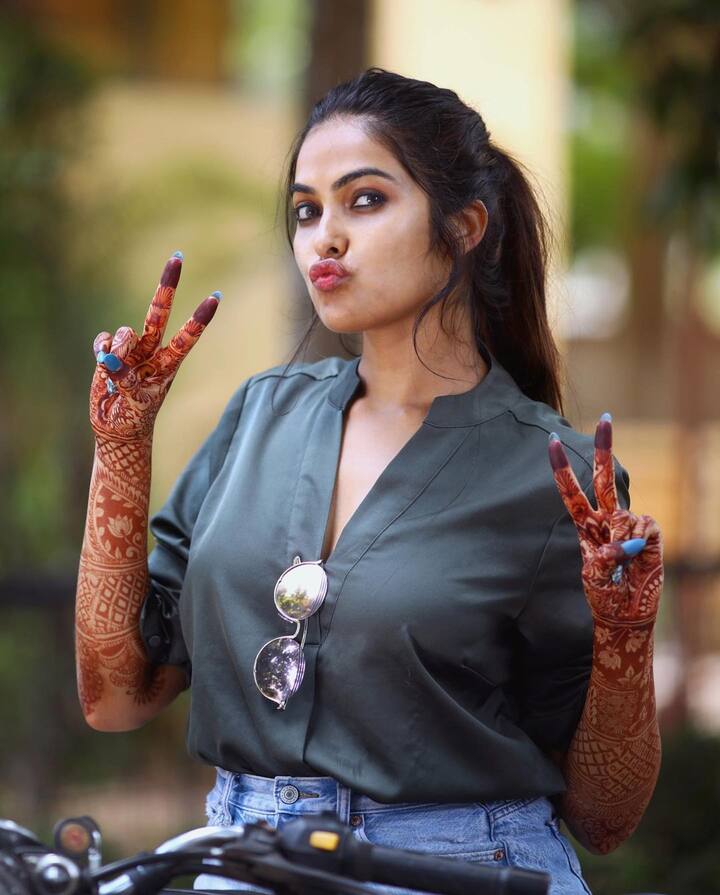 దివి మెహందీ చూశారా? బావుంది కదూ! (Image courtesy - @ Divi Vadthya/Instagram)