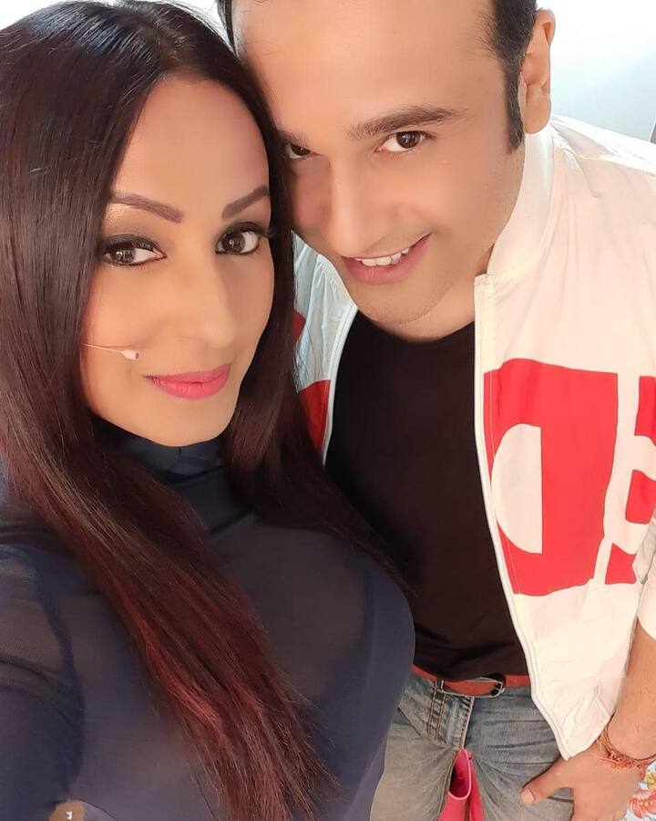 લોકો તેને કોમેડિયન, ડાન્સર, એક્ટર અને એન્કર તરીકે સારી રીતે ઓળખે છે. પરંતુ, આજે સ્ક્રીન પર બધાને હસાવનાર કૃષ્ણા અભિષેકનું જીવન એટલું સરળ નહોતું. કૃષ્ણ અભિષેકના જન્મના બે વર્ષ પછી તેની માતાનું અવસાન થયું. એટલું જ નહીં, અભિનેતાએ પોતાનું નામ પણ બદલવું પડ્યું.