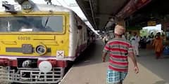 Train Service Resume: ব্যান্ডেলে চালু হল ট্রেন চলাচল, অফিস টাইমে তবুও চূড়ান্ত হয়রানির ছবি