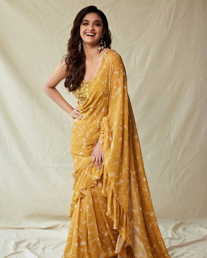केवळ अभिनयचं नाही तर किर्ती तिचे सौंदर्य आणि स्टायलिश अंदाजामुळेही चर्चेत असते.