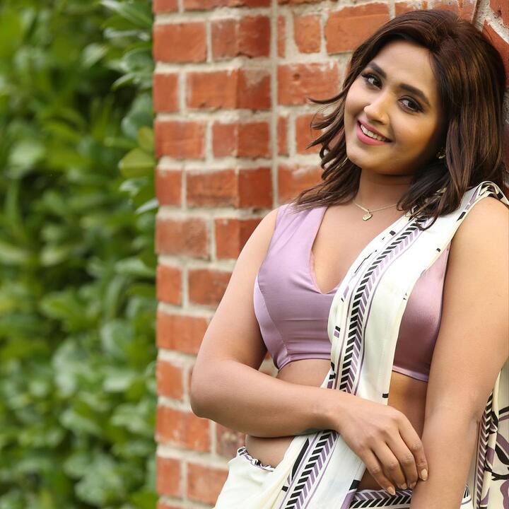 ‘पटना से पाकिस्तान’, ‘मुकद्दर’ और ‘मेहंदी लगा के रखना’ जैसी फिल्मों से भोजपुरी इंडस्ट्री पर राज करने वालीं काजल राघवानी (Kajal Raghwani) के बारे में शायद आप जानते होंगे कि, उन्होंने कई गुजराती फिल्मों में भी काम किया है. उनकी प्यारी स्माइल से लोगों को दीवाना बनाने के लिए काफी है.