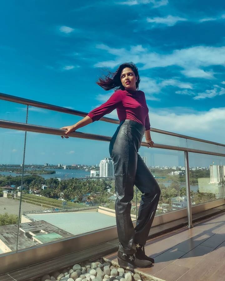 పెళ్లిచేసుకుని విడాకులు తీసుకున్న బ్యూటీ టాలీవుడ్ లో పెద్దగా సక్సెస్ కాలేకపోయినా వేరే భాషల్లో  దక్షిణాదిలో దాదాపు అన్ని భాషల చిత్రాలతో ఫుల్ ఫామ్‌తో ఉన్న సమయంలోనే అమలా పాల్.. తమిళ దర్శకుడు ఏఎల్ విజయ్‌తో లవ్ ట్రాక్ నడిపింది. చాలా రోజుల పాటు సీక్రెట్‌గా ప్రేమాయణం సాగించిన ఈ ఇద్దరూ.. ఆ తర్వాత పెద్దలను ఒప్పించి పెళ్లి చేసుకున్నారు. అయితే, ఈ జంట నాలుగేళ్లకే విడాకులు తీసుకుంది. అప్పట్లో ఇది పెద్ద సంచలనం అయిపోయింది.