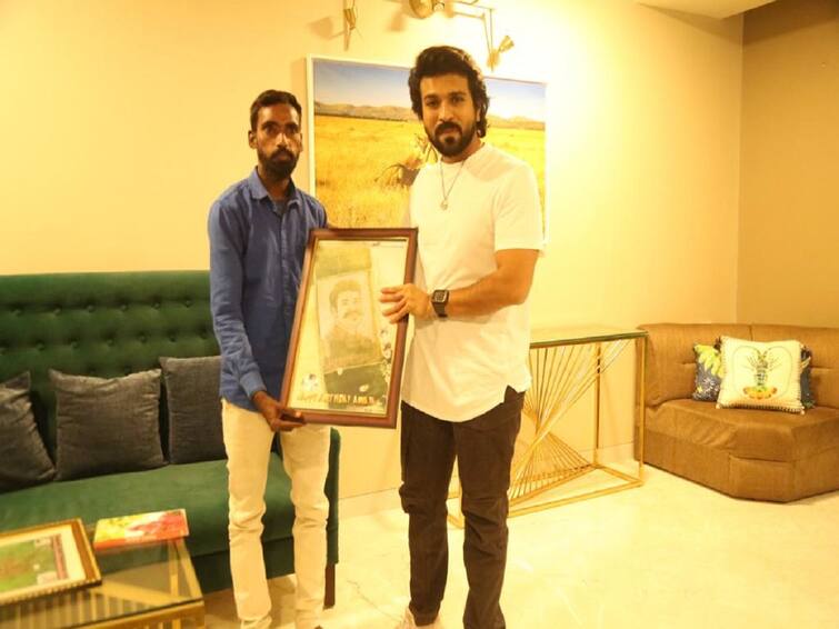 Ram Charan fan walks 264 KM to gift portrait made of rice See Viral Pic Ram Charan Portrait: 264 கிமீ நடந்து வந்த ரசிகர்.. பரிசை கண்டு நெகிழ்ந்த ராம்சரண்.. வைரலாகும் புகைப்படங்கள்..