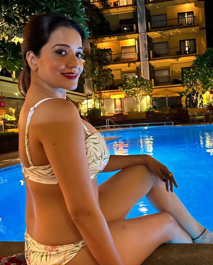 मोनालिसा ने इंस्टाग्राम पर अपनी कुछ लेटेस्ट तस्वीरें शेयर की हैं, जिसमें उनका बिकीनी अवतार देखने को मिल रहा है.