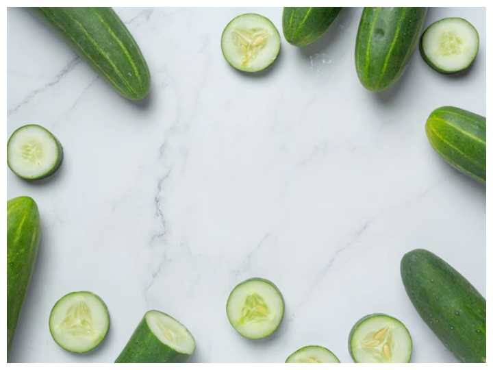 रात में खीरा खाने से पेट भारी महसूस होता है. इसलिए आप रात का खाना कोशिश करें कि सोने के 3 घंटे पहले ही लेंले.