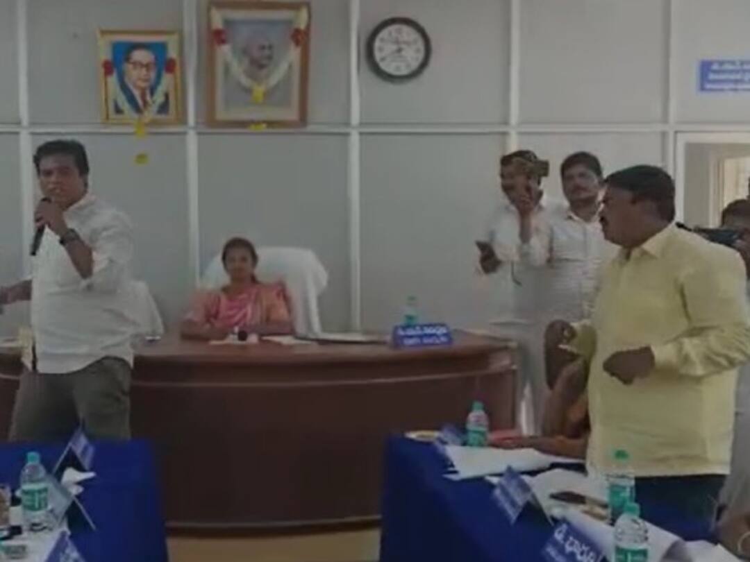 Hindupuram YSRCP councilors are angry that no development has taken place. Hindupuram YSRCP : మూడేళ్లయినా చిన్న పని కూడా చేయరా ? సొంత పార్టీపై హిందూపురం మున్సిపల్ కౌన్సిలర్ల ఆగ్రహం చూశారా ?