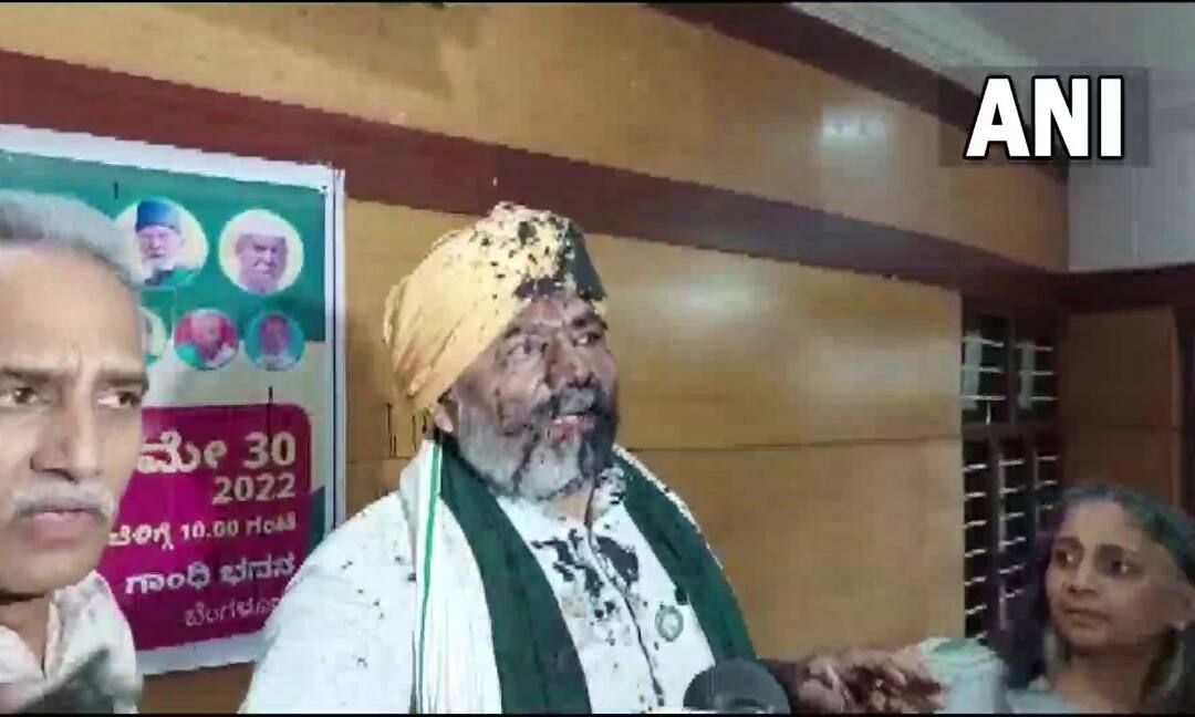 Black ink thrown at farmer leader Rakesh Tikait ખેડૂત નેતા રાકેશ ટિકૈતના મોઢા પર શાહી ફેંકવામાં આવી, કાર્યક્રમમાં મચ્યો હોબાળો, જુઓ વીડિયો