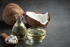 Coconut Oil for Skin: ગ્લોઈંગ અને ડાઘ રહિત ત્વચા માટે ચહેરા પર નારિયેળનું તેલ લગાવો