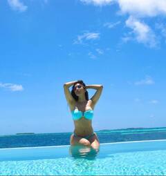 બ્લૂ બિકીનીમાં સોફી ચૌધરીએ તસવીરો શેર કરી ફેન્સના ધબકારા વધાર્યા