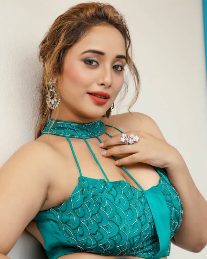 रानी चटर्जी (Rani Chatterjee) भोजपुरी सिनेमा का एक जाना-माना नाम हैं. उन्हें फिल्म ‘ससुरा बड़ा पईसावाला’ और ‘देवरा बड़ा सतावेला’ जैसी फिल्मों से पहचान मिली है. वह सुंदरता में भी किसी से कम नहीं हैं.
