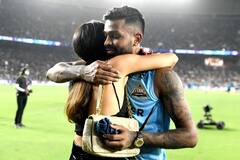 IPL 2022 Final: गुजरात की जीत पर भावुक हुईं नताशा, हार्दिक को गले लगाकर मनाया जश्न, देखें तस्वीरें