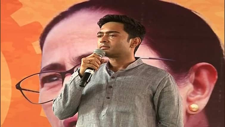 Purba Medinipur : TMC leadership of Haldia Municipality in awkward situation after Abhishek Banerjee's message on development fee Haldia : অভিষেকের কড়া বার্তা, হলদিয়ায় বাড়তি ডেভেলপমেন্ট ফি নিয়ে অস্বস্তিতে তৃণমূল শাসিত পুর নেতৃত্ব