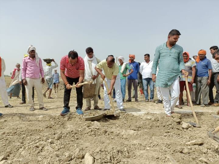 Banda Uttar Pradesh campaign to revive dry Maroli lake District Magistrate did labor ANN Banda News: जल संरक्षण के अभियान में जुटे जिलाधिकारी ने खुद चलाया फावड़ा, झील को पुनर्जीवित करने की चलाई है मुहिम