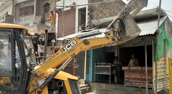 Bulldozer Action in UP: यूपी के फतेहपुर में अतिक्रमण पर चला बुल्डोजर, व्यापारियों में हड़कंप, प्रशासन ने चेताया