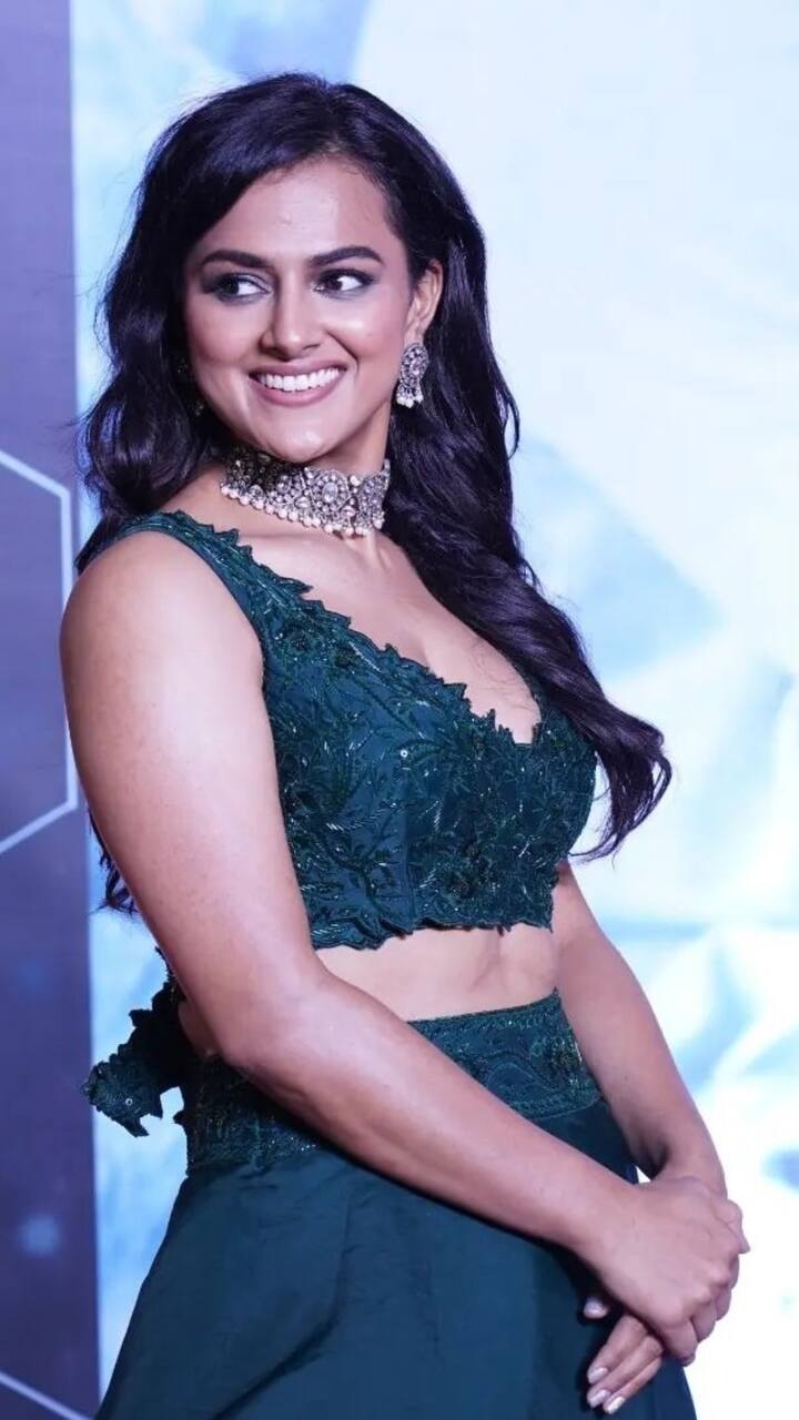 யாா் இந்த சாலை ஓரம் பூக்கள் வைத்தது காற்றில் எங்கெங்கும் வாசம் வீசுது