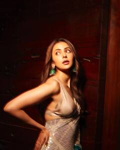 Rakul Preet Singh Dazzles Beautifully In A Glittery Saree - SEE PICS