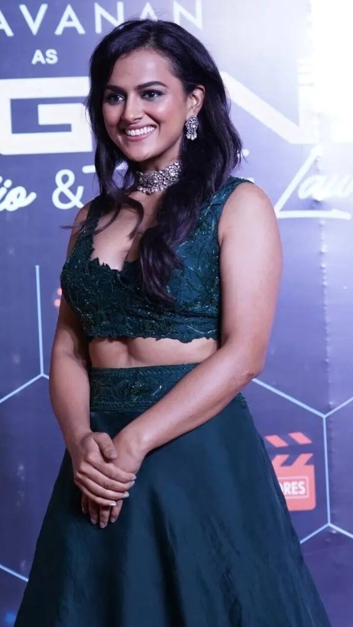 யாா் இந்த சாலை ஓரம் பூக்கள் வைத்தது காற்றில் எங்கெங்கும் வாசம் வீசுது..