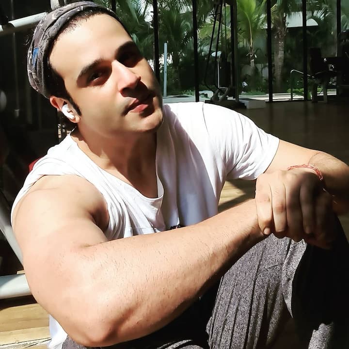 કૃષ્ણા જ્યારે ઈન્ડસ્ટ્રીમાં આવ્યો ત્યારે તેને પોતાનું નામ બનાવવા માટે ઘણો સંઘર્ષ કરવો પડ્યો હતો. મનોરંજનની દુનિયામાં તેમના આગમનથી, તેઓ માત્ર અભિનેતા ગોવિંદાના ભત્રીજા તરીકે ઓળખાય છે. બીજી તરફ અભિષેક બચ્ચન પણ મનોરંજનની દુનિયામાં પોતાનું સ્થાન મજબૂત કરી રહ્યો હતો. આ કારણે કૃષ્ણાને ઈન્ડસ્ટ્રીમાં સ્થાન મેળવવા માટે પોતાનું નામ બદલવું પડ્યું. કૃષ્ણાએ પોતાના સંઘર્ષથી મનોરંજનના ક્ષેત્રમાં પોતાની ઓળખ બનાવી.