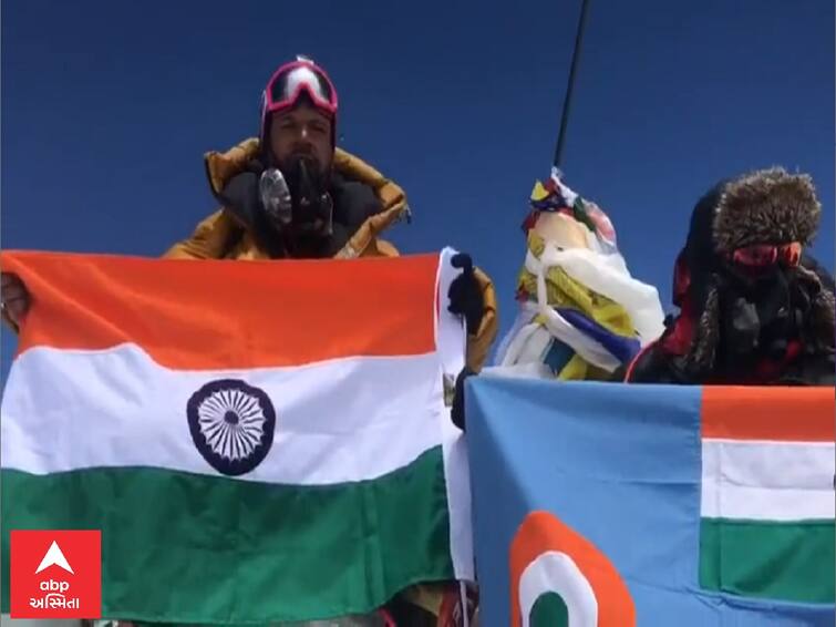 Wing Commander Vikrant Uniyal of the Indian Air Force climbed Mt. Everest and sang national anthem and hoisted the Indian flag Proud Moment  : ભારતીય વાયુસેનાના જાંબાઝ જવાન વિક્રાંત ઉનીયાલે Everestના શિખર પર પહોંચી રાષ્ટ્રગાન ગાયું, જુઓ છાતી ફુલાવી દેનારો Video
